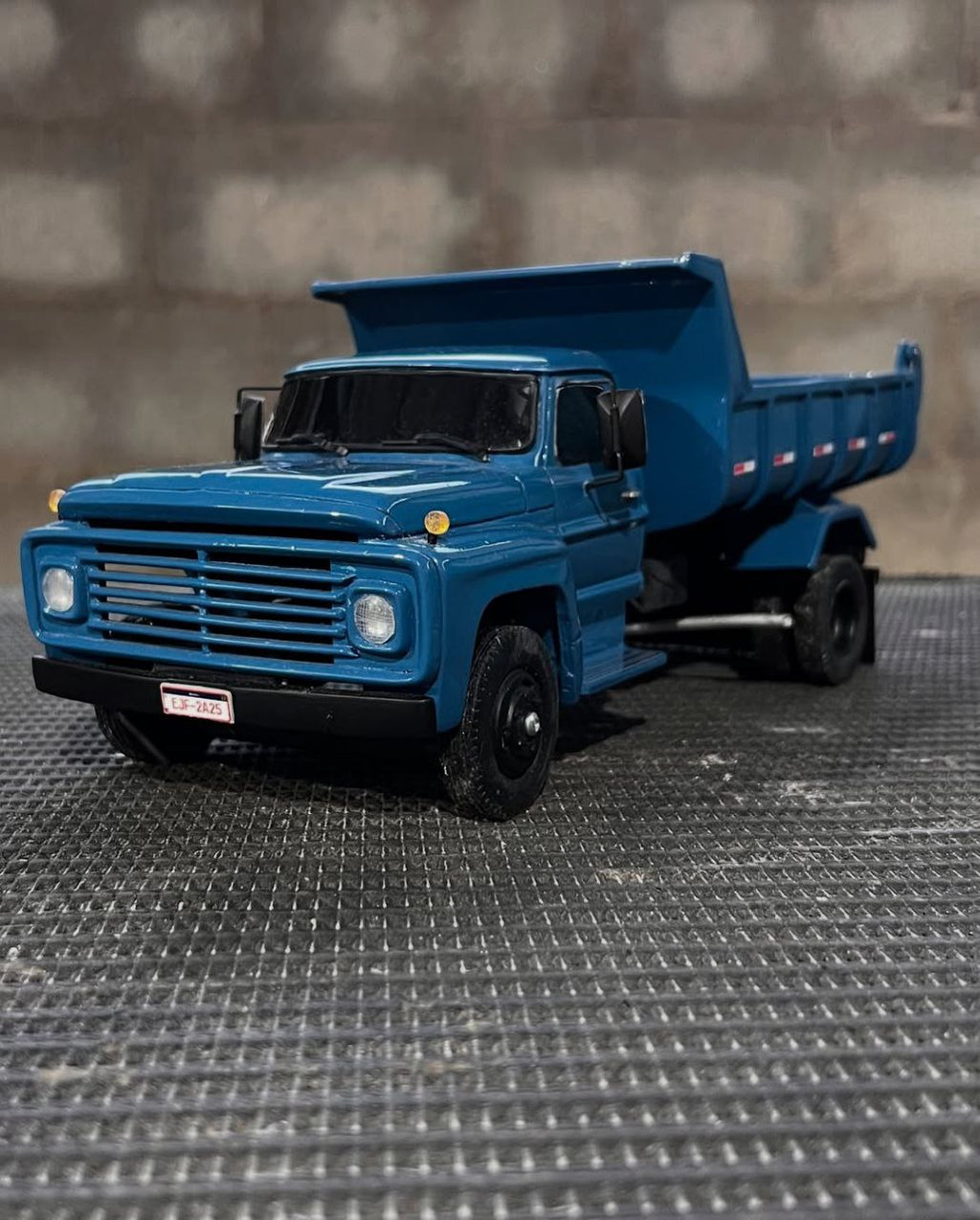 Miniatura Ford F-600 Basculante - Escala 1/24 (Controle Remoto)