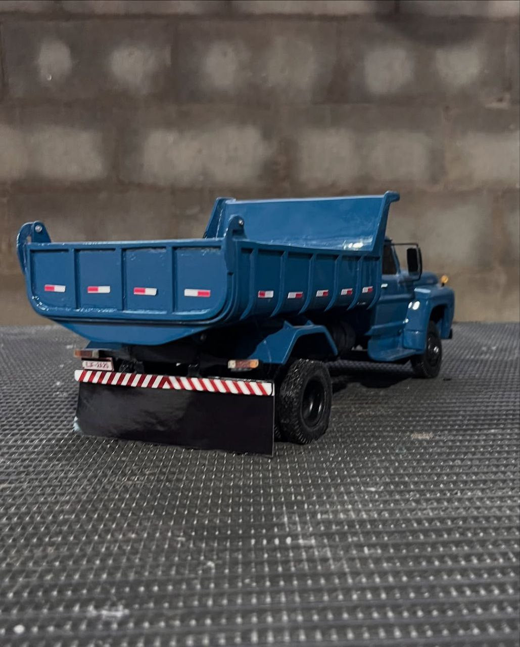 Miniatura Ford F-600 Basculante - Escala 1/24 (Controle Remoto)