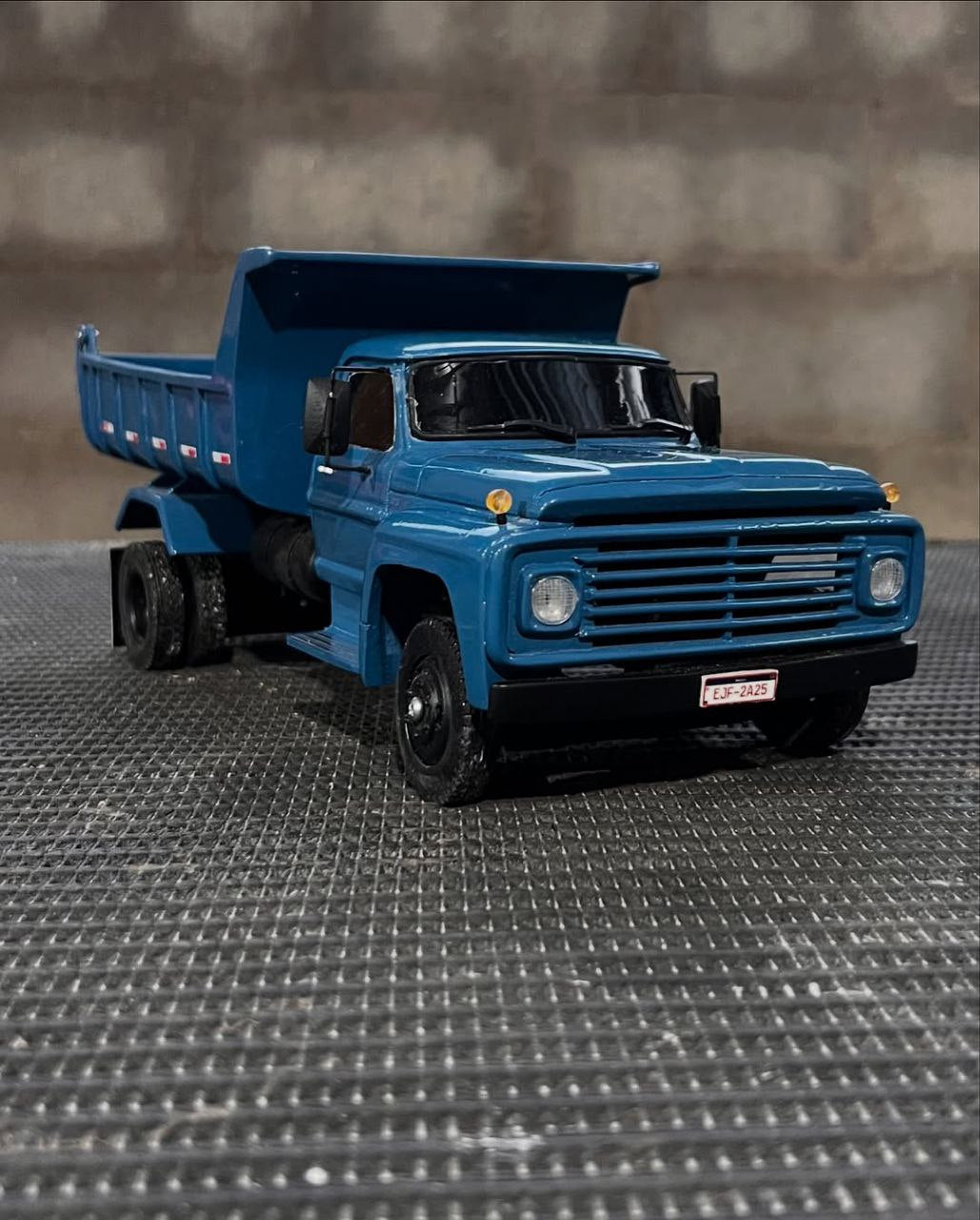Miniatura Ford F-600 Basculante - Escala 1/24 (Controle Remoto)