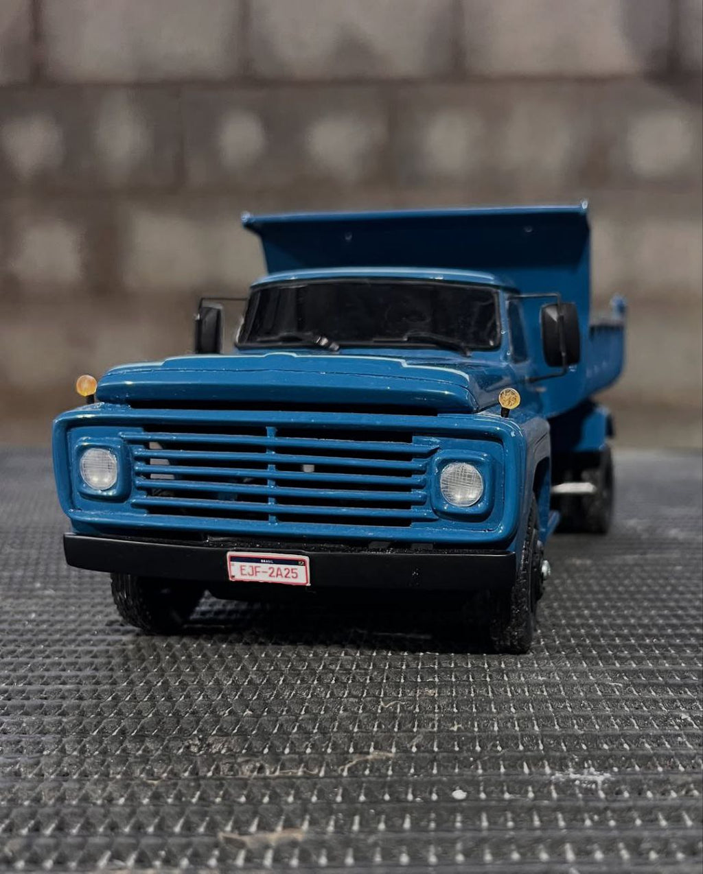 Miniatura Ford F-600 Basculante - Escala 1/24 (Controle Remoto)