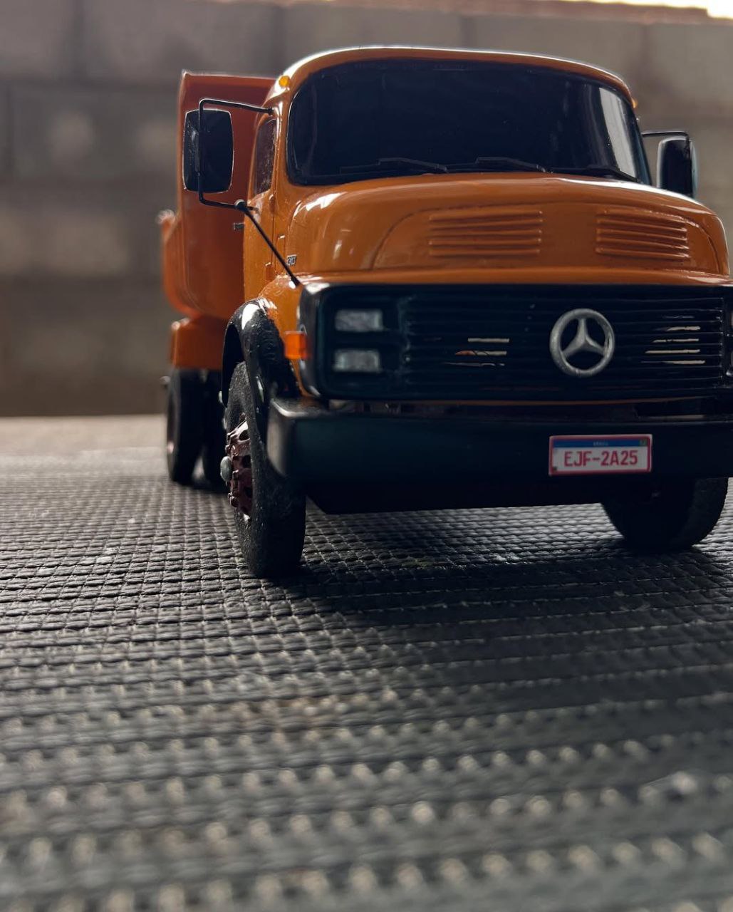 Miniatura Mercedes-Benz 1113 Basculante Laranja – Escala 1/24 (Controle Remoto)