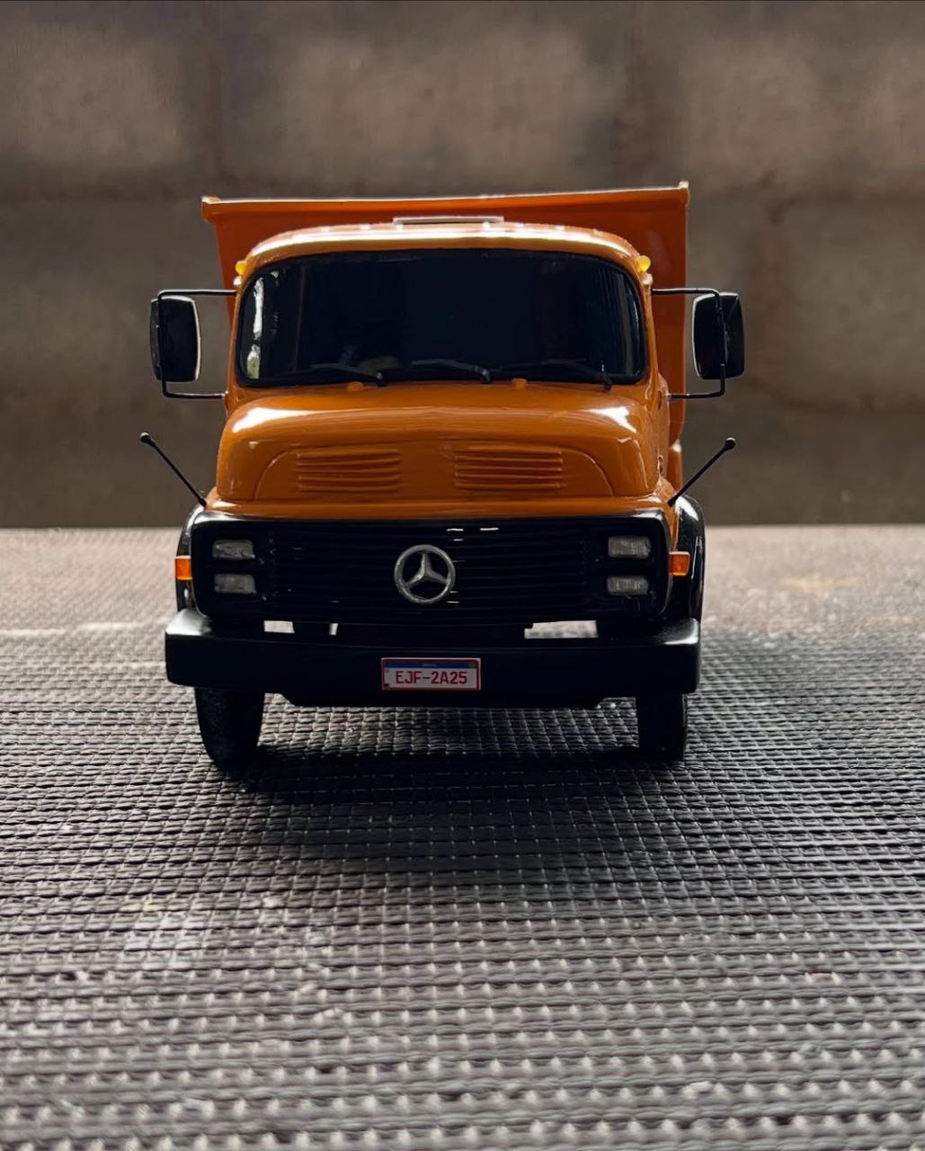 Miniatura Mercedes-Benz 1113 Basculante Laranja – Escala 1/24 (Controle Remoto)