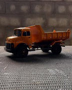 Miniatura Mercedes-Benz 1113 Basculante Laranja – Escala 1/24 (Controle Remoto)