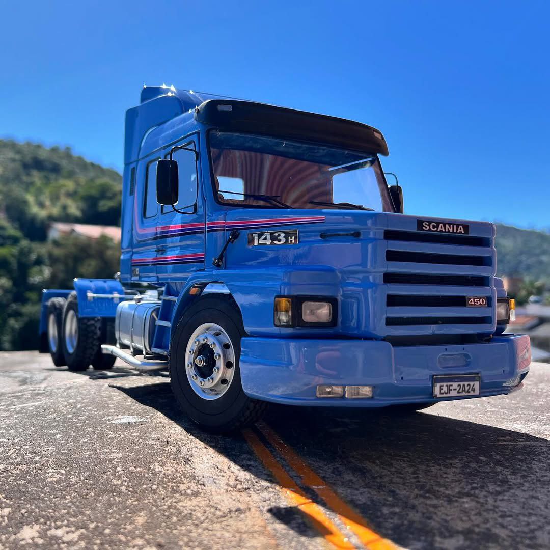 Miniatura Scania T143H Azul – Escala 1/24 (Controle Remoto)
