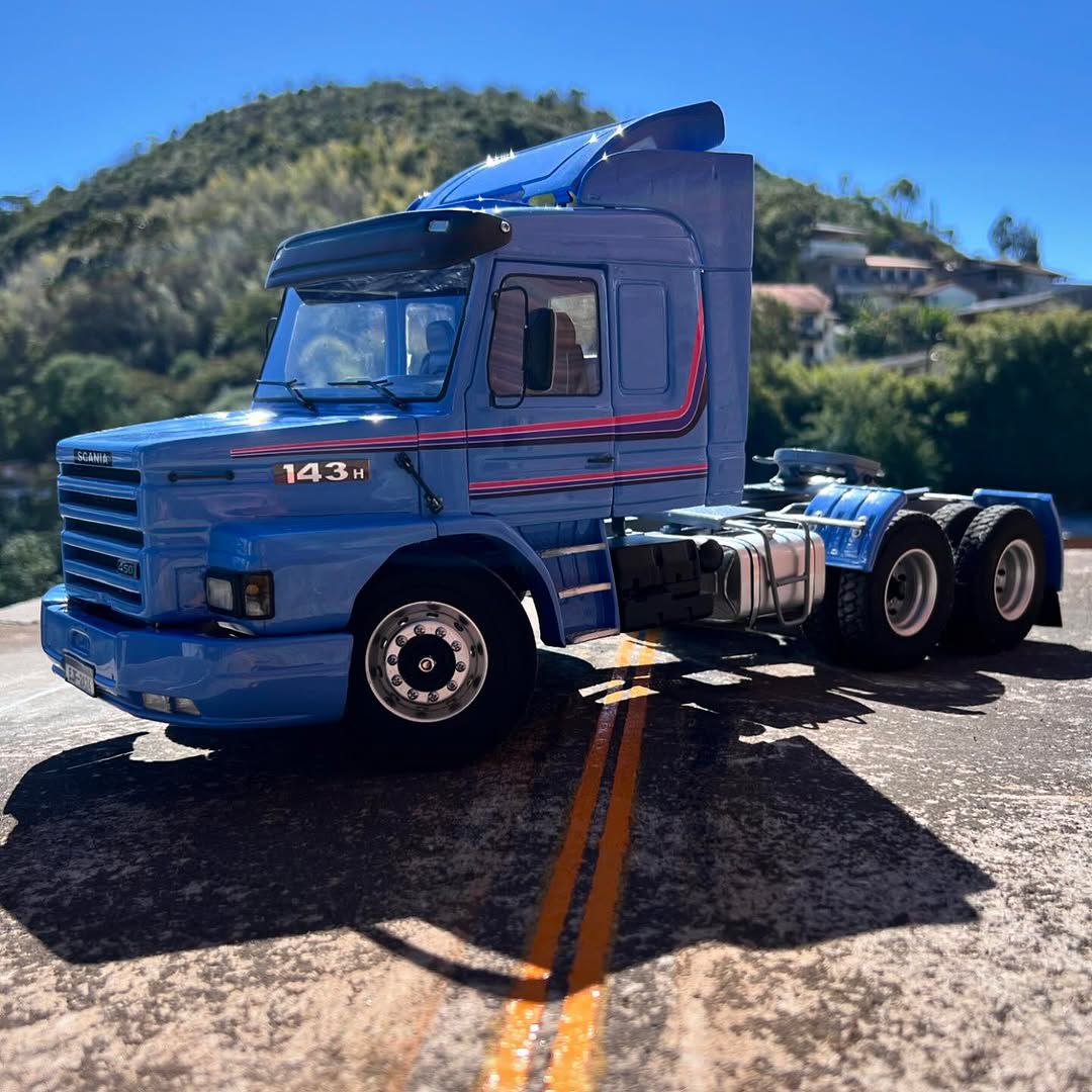Miniatura Scania T143H Azul – Escala 1/24 (Controle Remoto)