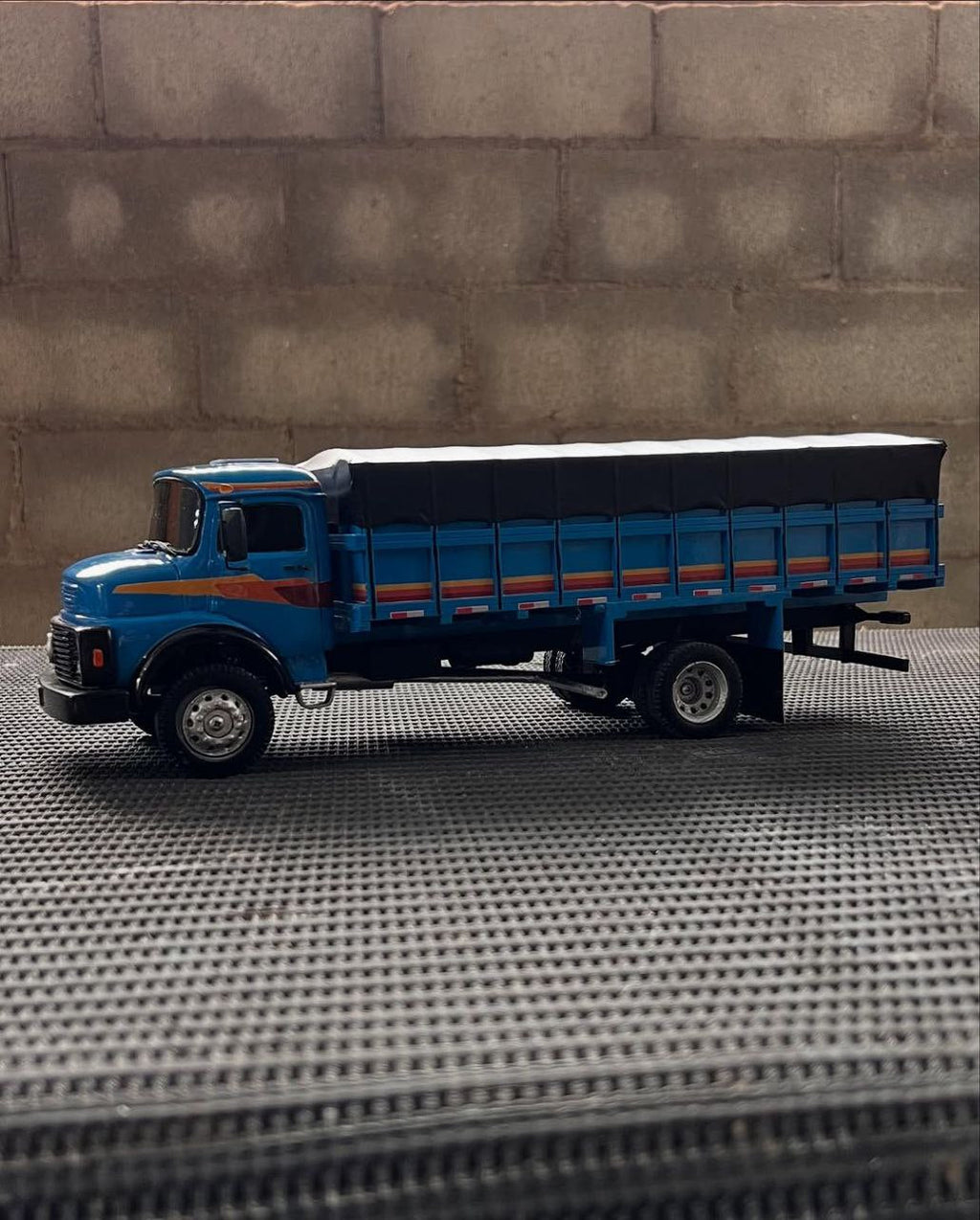 Miniatura Mercedes-Benz 1313 Graneleiro Azul – Escala 1/24 (Controle Remoto)