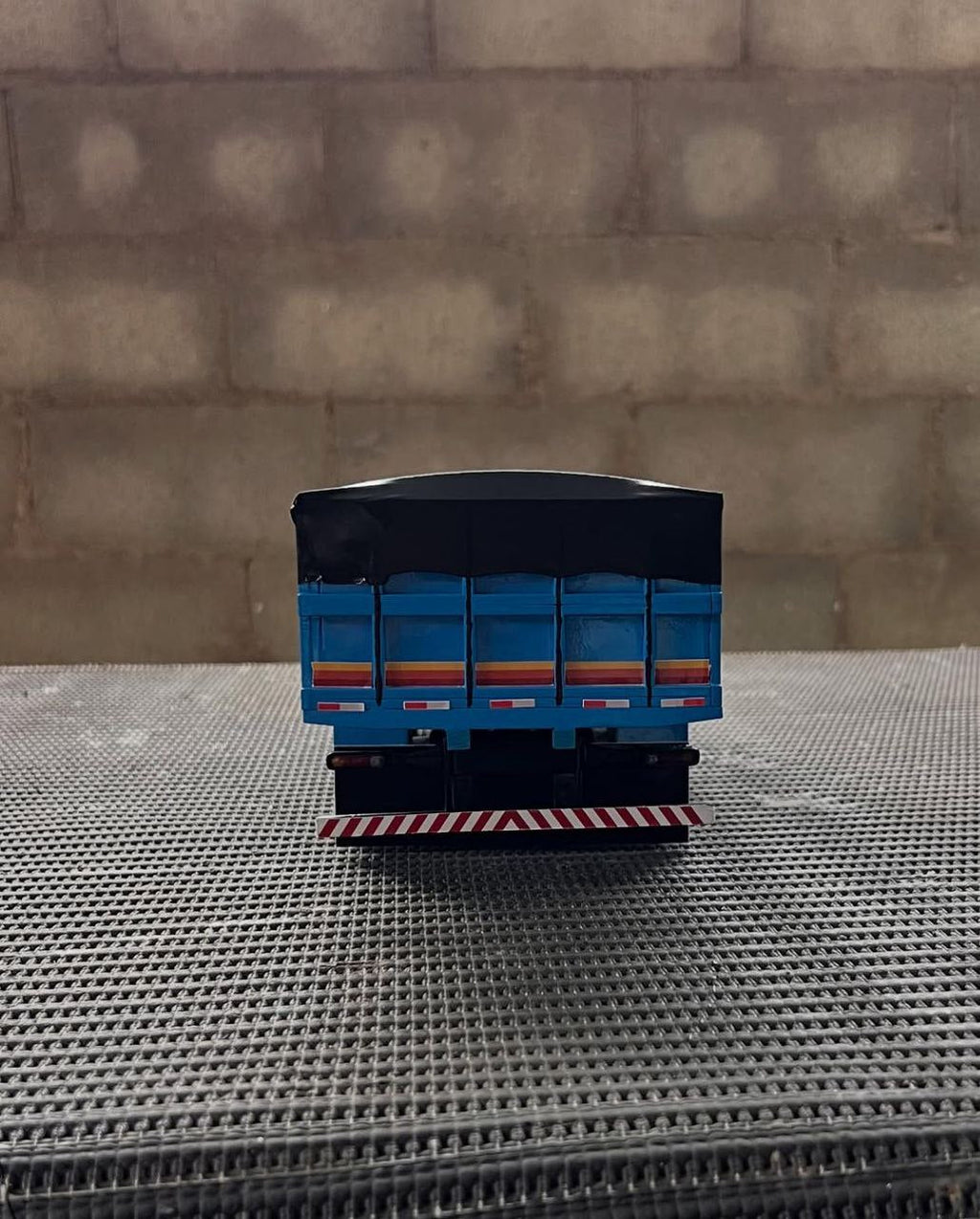 Miniatura Mercedes-Benz 1313 Graneleiro Azul – Escala 1/24 (Controle Remoto)