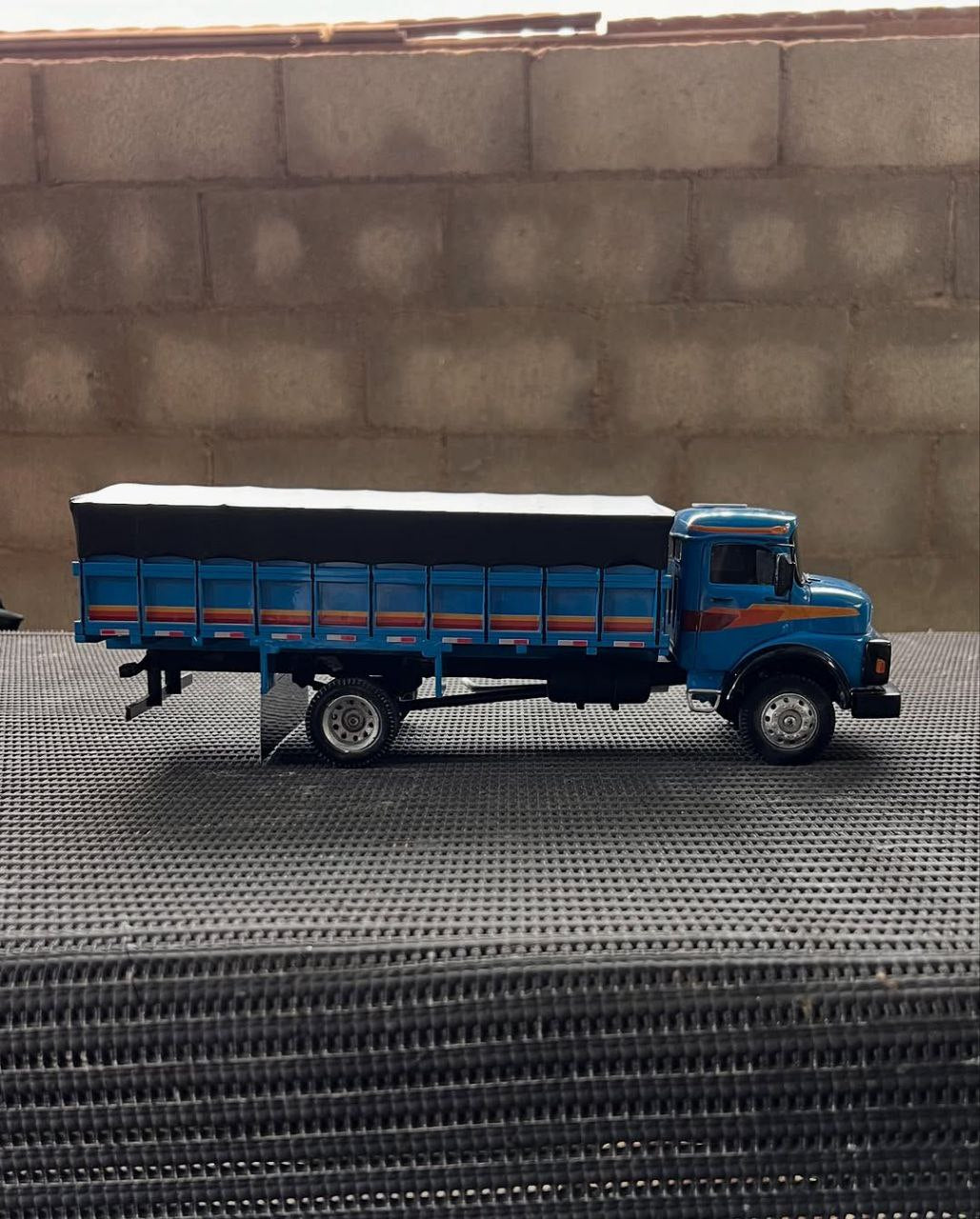 Miniatura Mercedes-Benz 1313 Graneleiro Azul – Escala 1/24 (Controle Remoto)