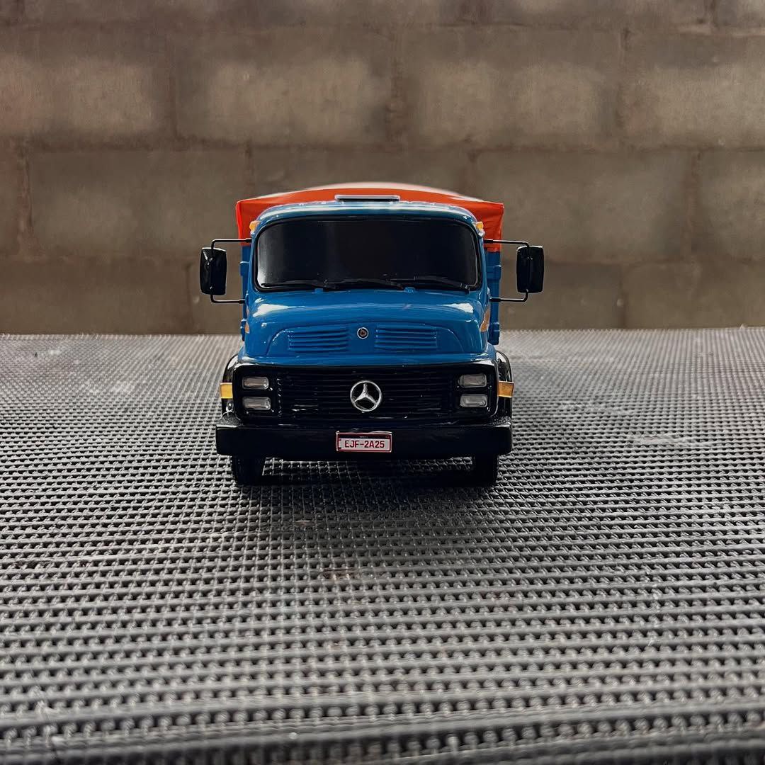 Miniatura Mercedes-Benz 1313 Graneleiro Azul – Escala 1/24 (Controle Remoto)