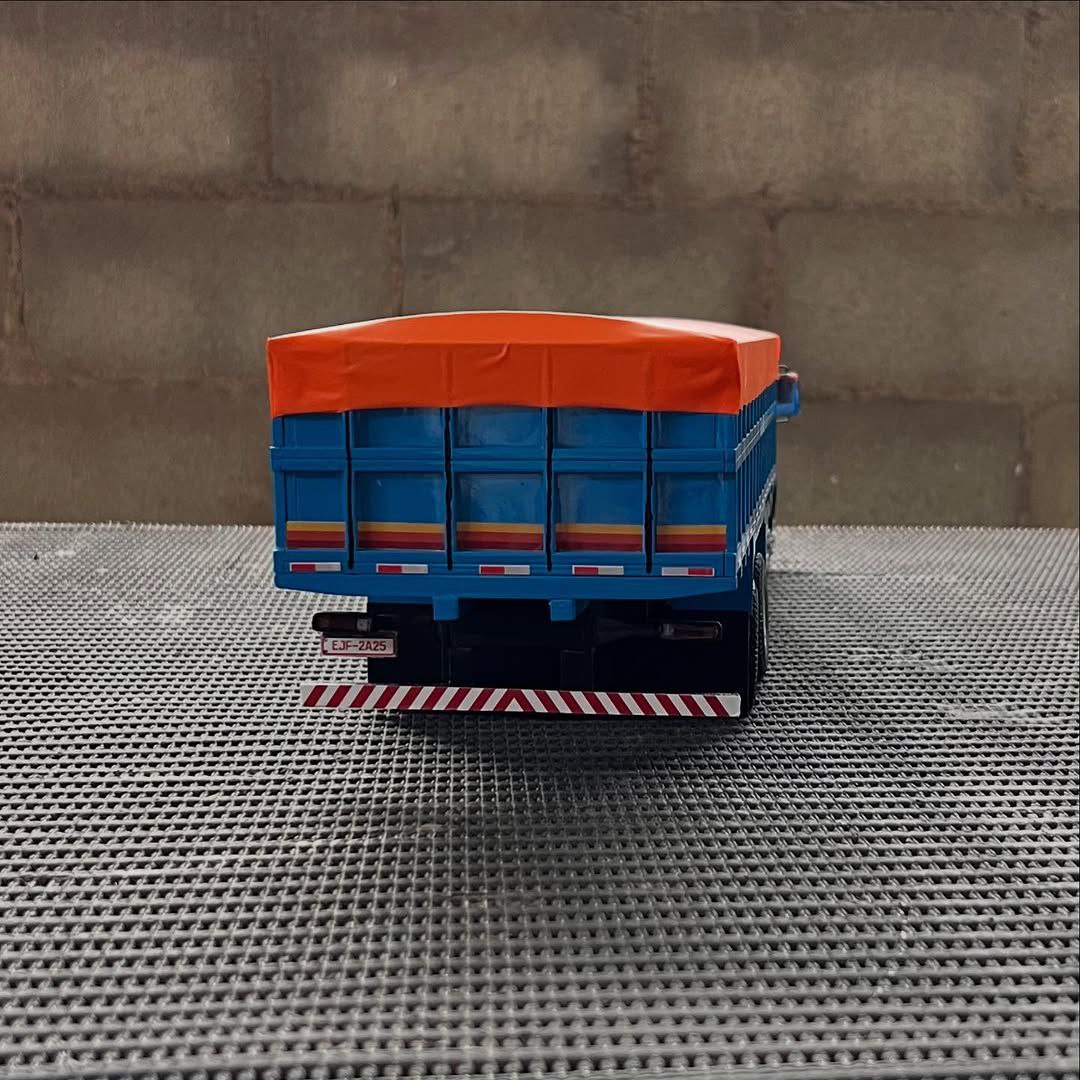 Miniatura Mercedes-Benz 1313 Graneleiro Azul – Escala 1/24 (Controle Remoto)