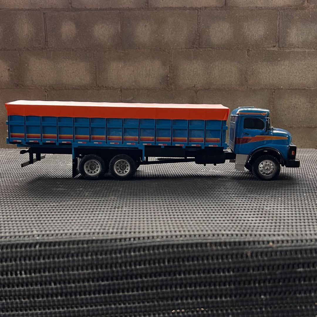 Miniatura Mercedes-Benz 1313 Graneleiro Azul – Escala 1/24 (Controle Remoto)
