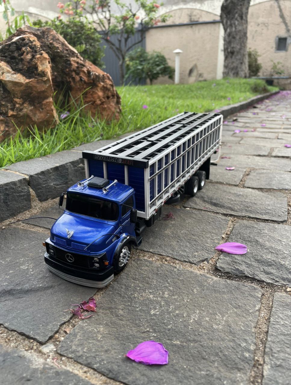 Mercedes-Benz L-1113 Boiadeiro Azul – Escala 1/24 (Controle Remoto)