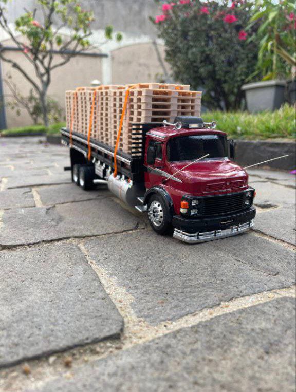 Mercedes-Benz L-1113 Vermelho com Carreta Carga Seca – Escala 1/24 (Controle Remoto)