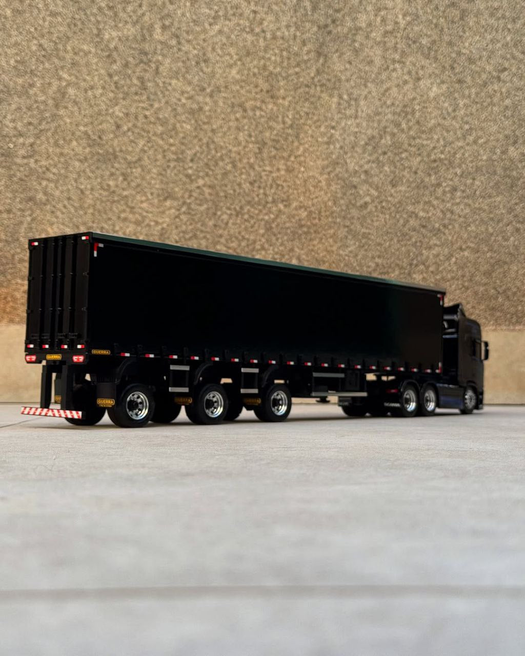 Miniatura Scania NTG com Carreta Vanderleia Sider Guerra – Escala 1/12 1,20M (Controle Remoto)