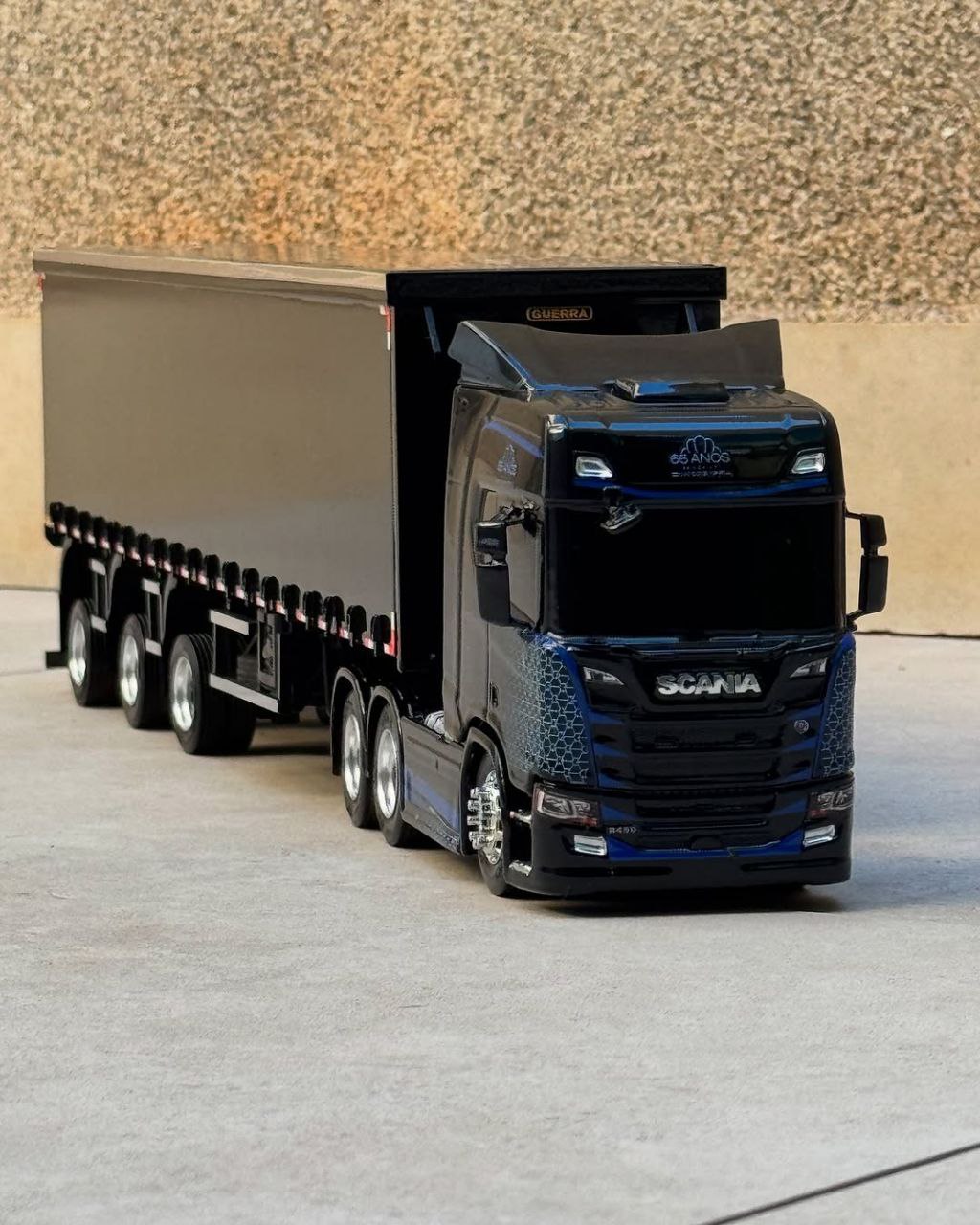 Miniatura Scania NTG com Carreta Vanderleia Sider Guerra – Escala 1/12 1,20M (Controle Remoto)